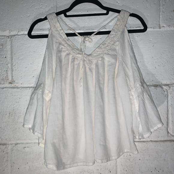 Super Cute Cold Shoulder Flowy Top - Picture 3 of 4